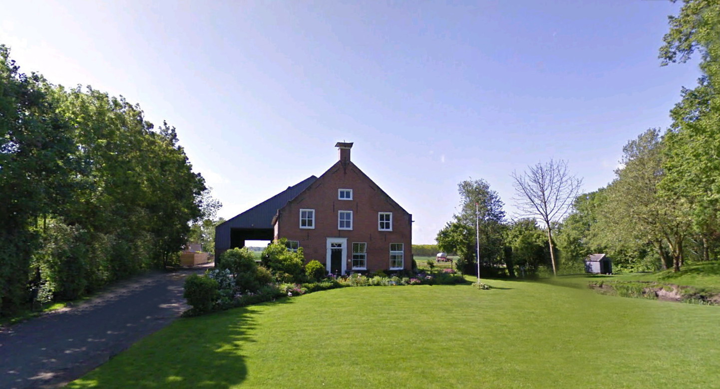 Deze boerderij staat tegenwoordig op de plek waar de boerderij van Harmanus Benes Heddema heeft gestaan. Het woongedeelte is het oudste gedeelte van het complex. Hoe oud het voorhuis is, is mij niet bekend (Bron foto: Google Earth, 2009). Thans Hoofdweg 13.